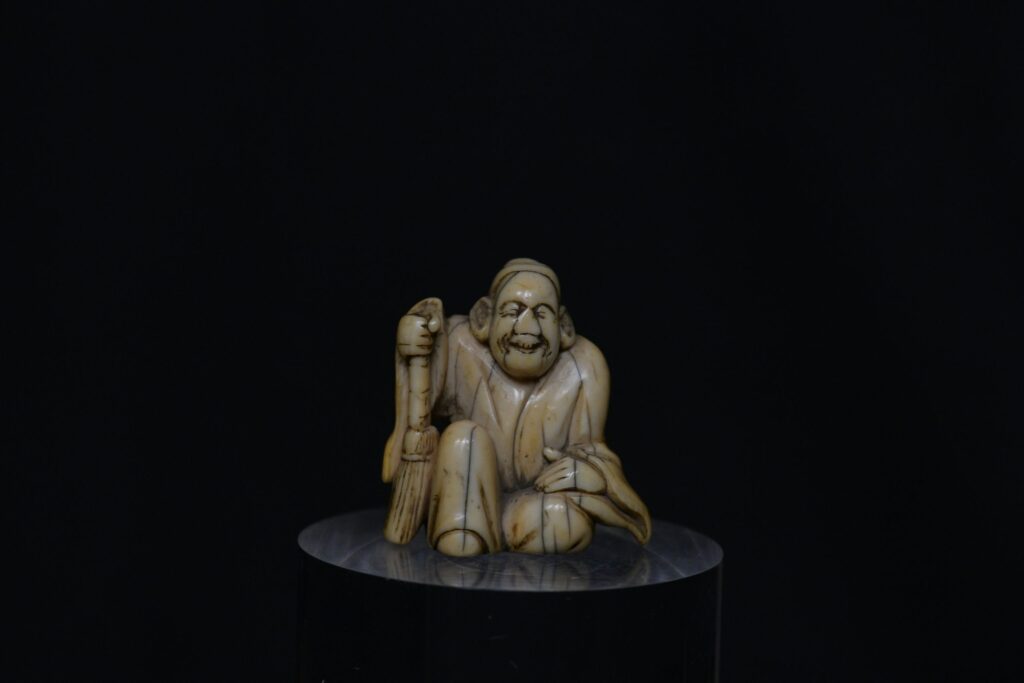 Netsuke sigillo anziano in avorio Netsuke sigillo anziano in avorio