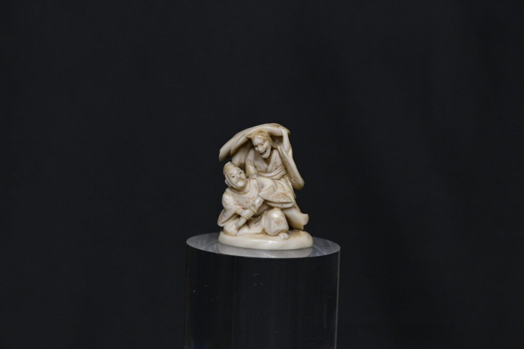 Netsuke Hannya e samurai in avorio Netsuke Hannya e samurai in avorio