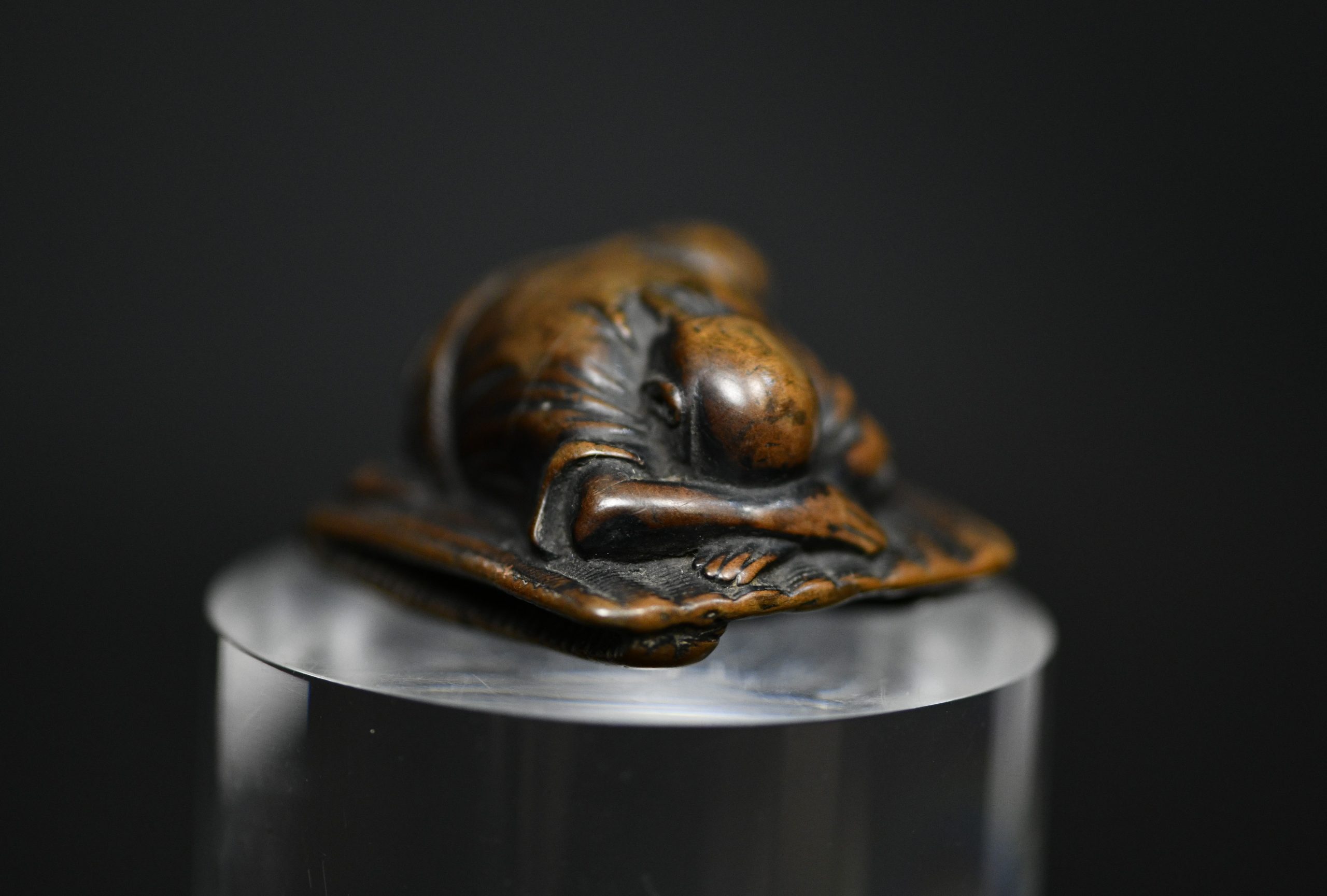 netsuke man floor