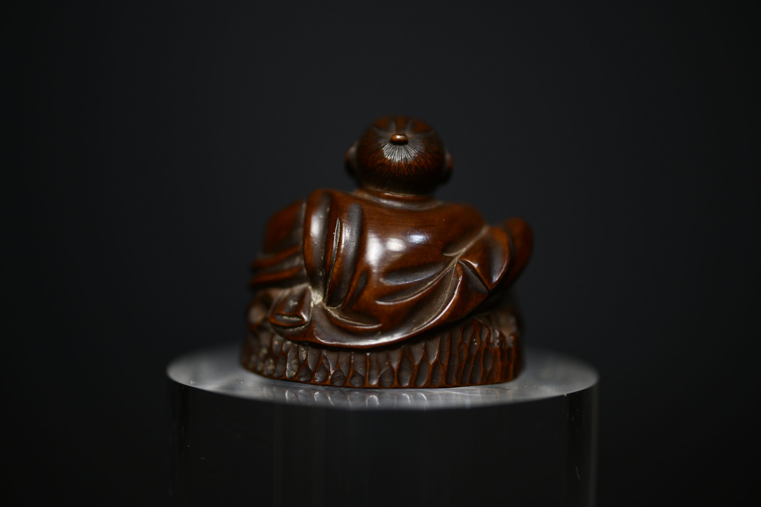 Netsuke man on stump wood - Image 6