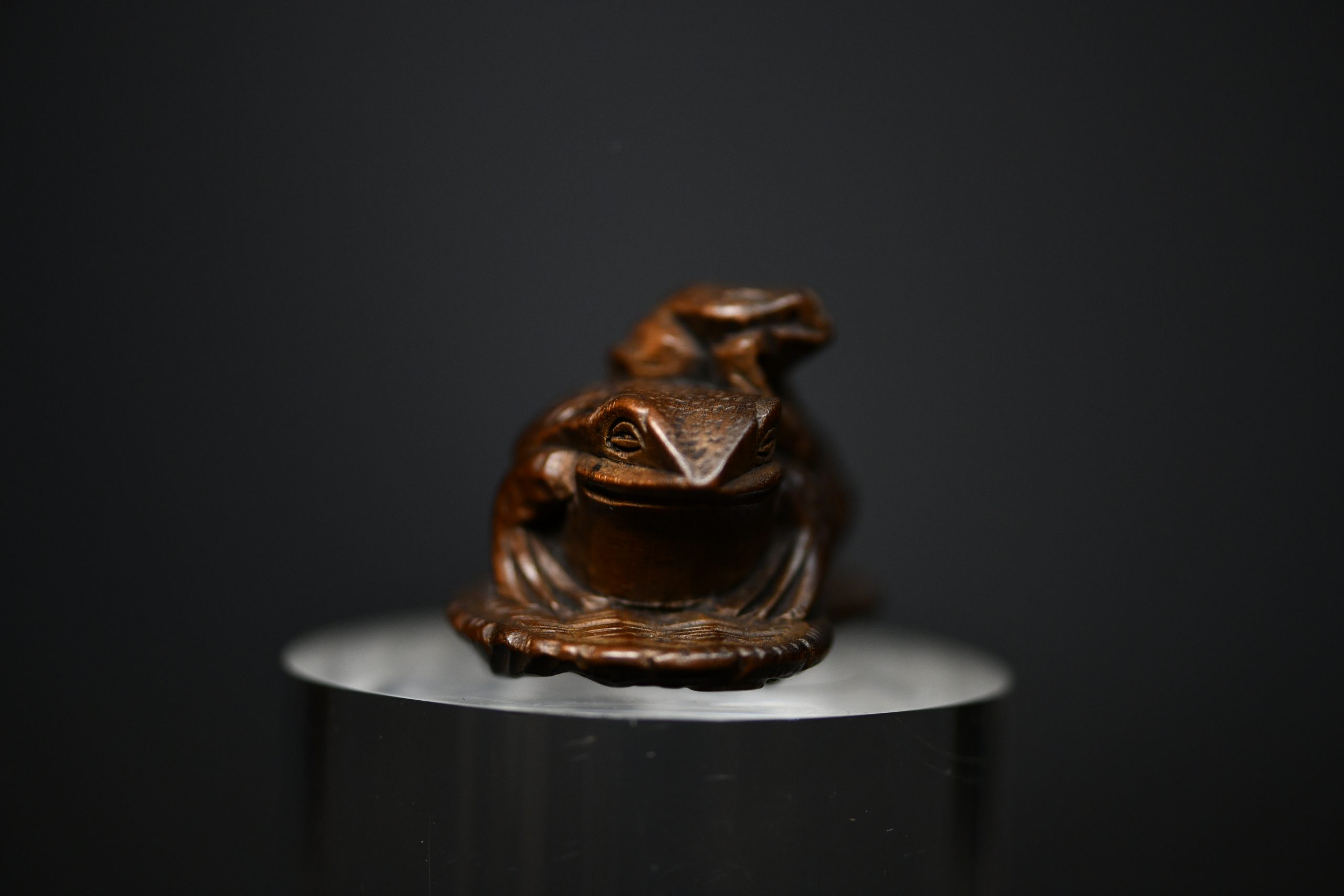 2 frogs netsuke wood