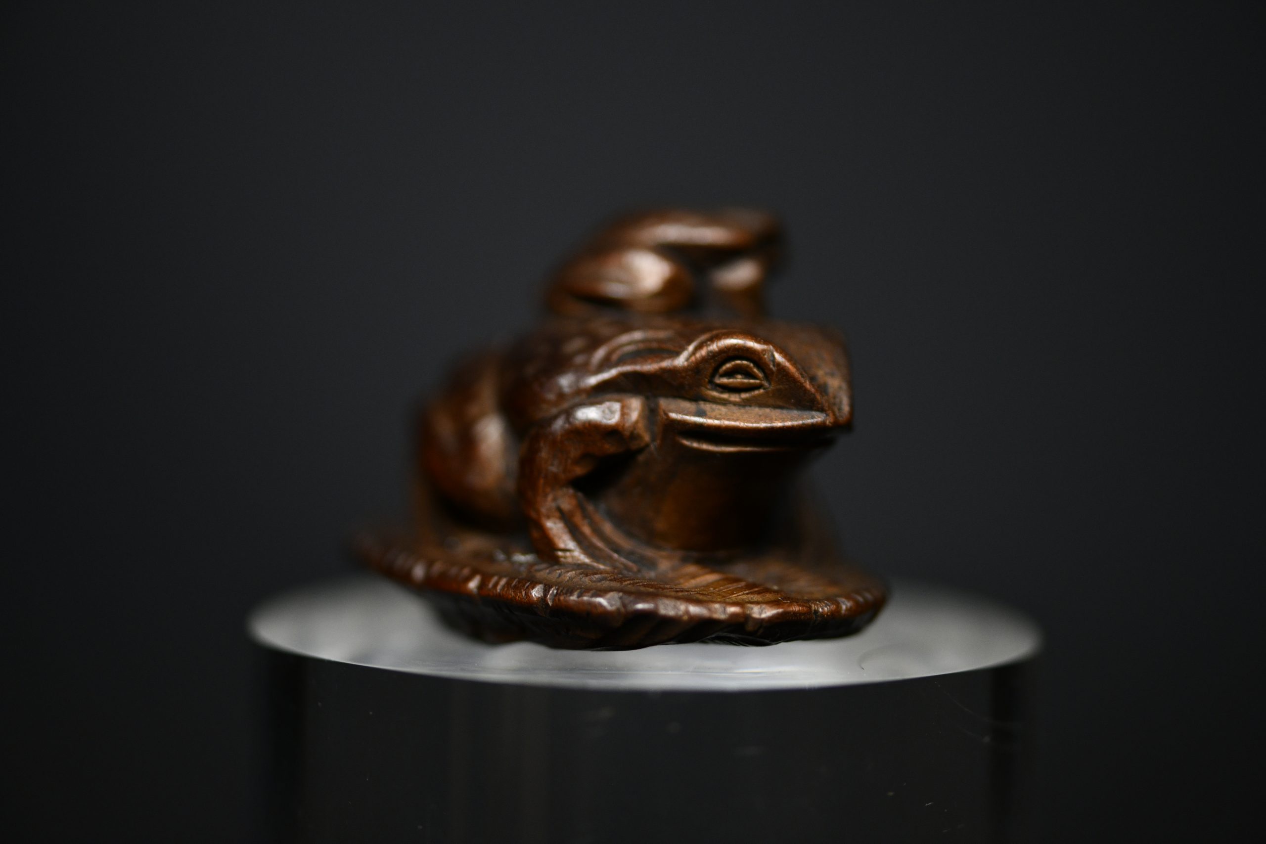 2 frogs netsuke wood