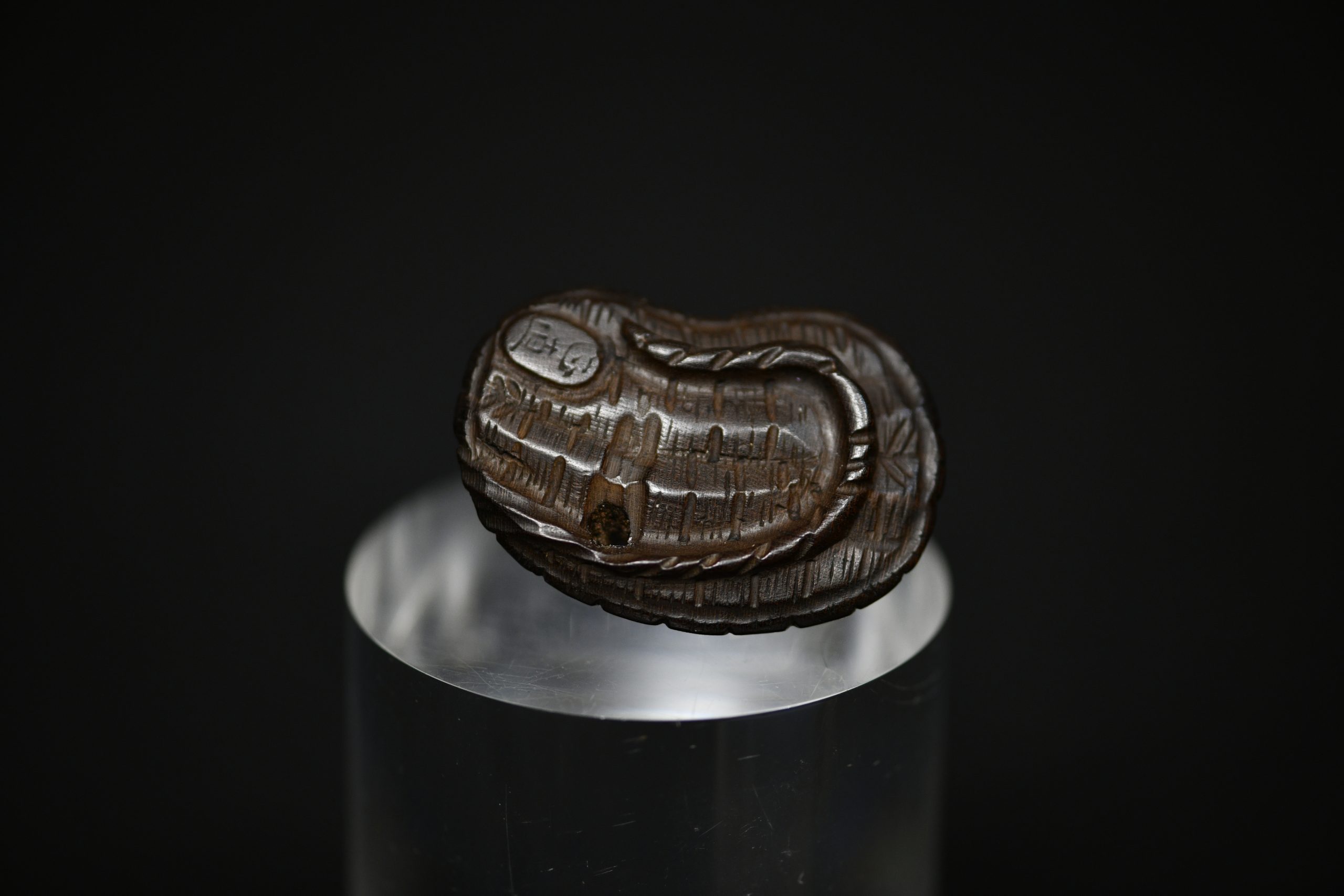 2 frogs netsuke wood