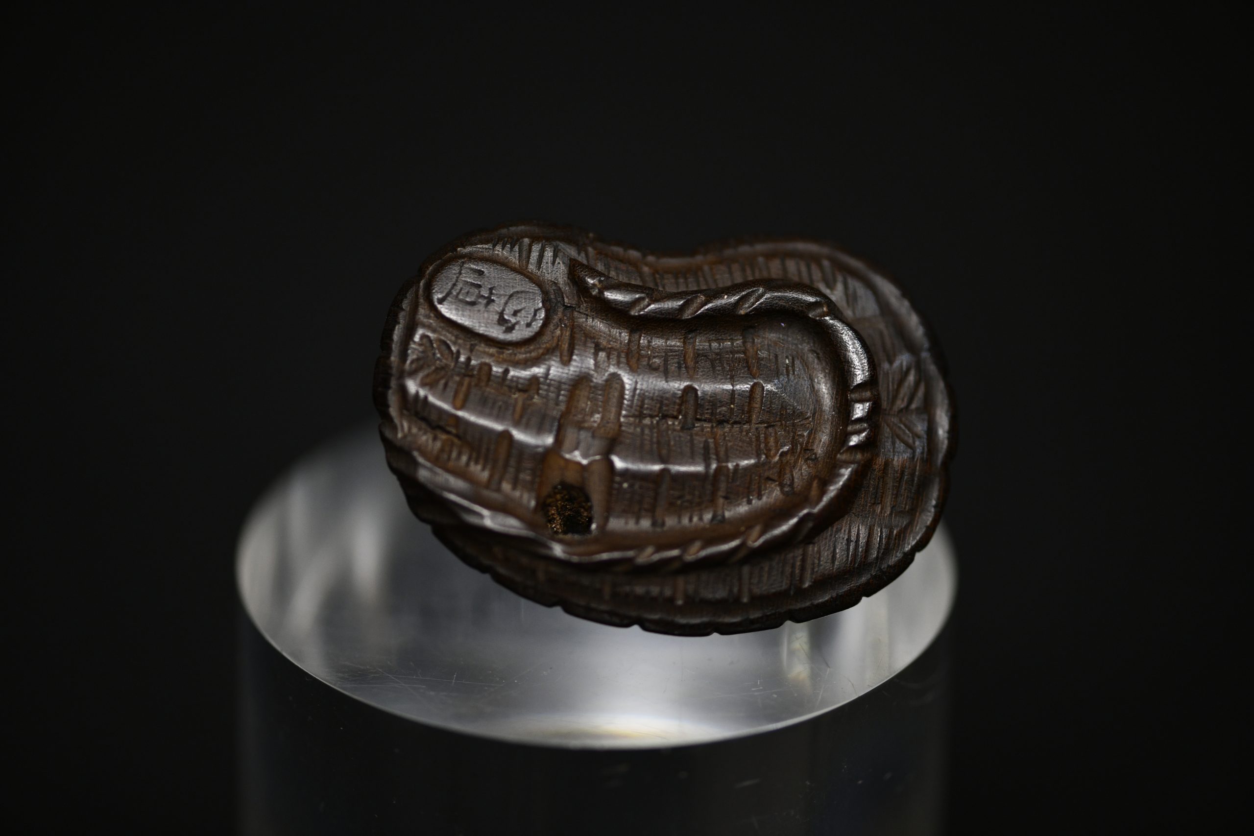 2 frogs netsuke wood