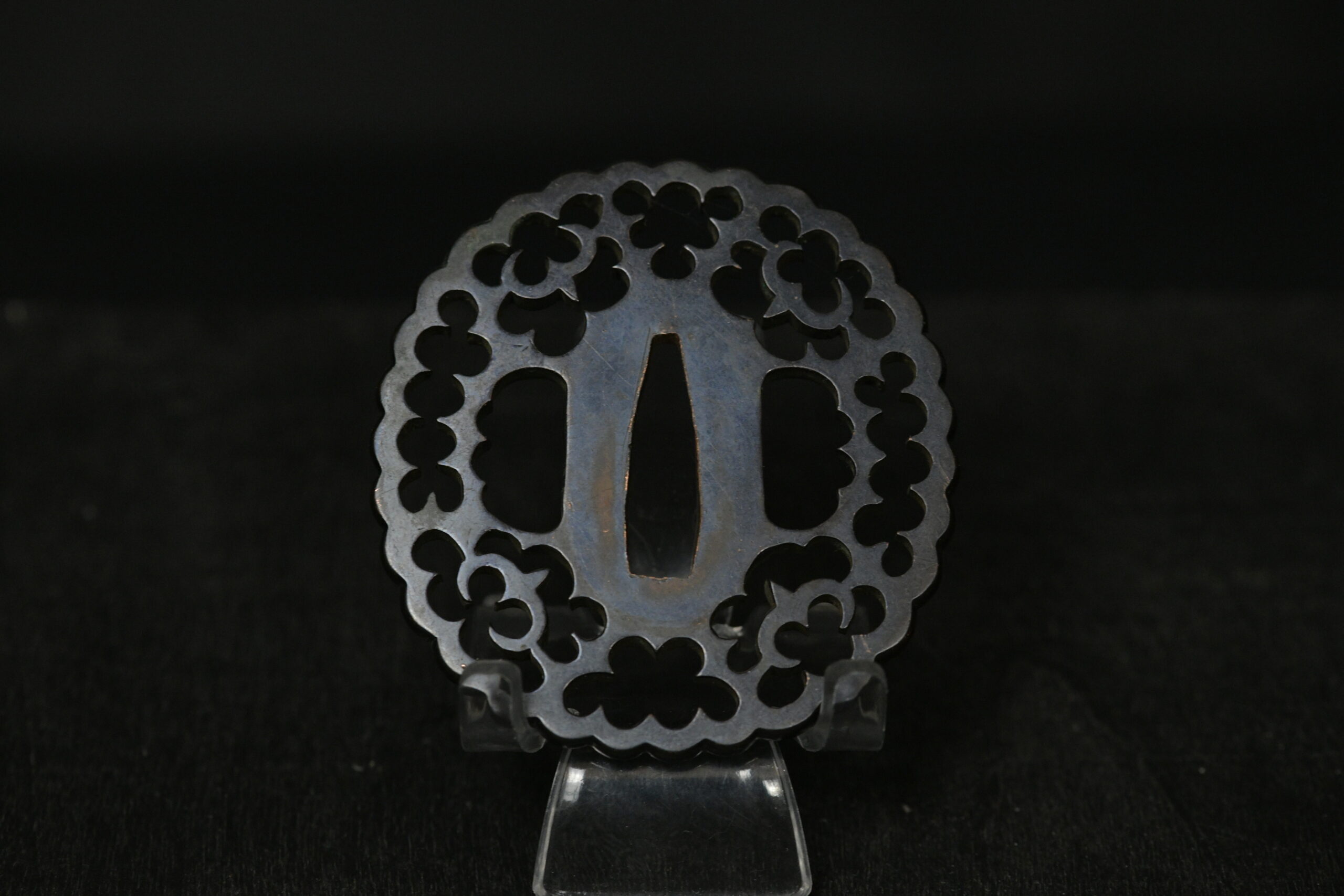 Tsuba kikugata traforata in shakudō - immagine 2