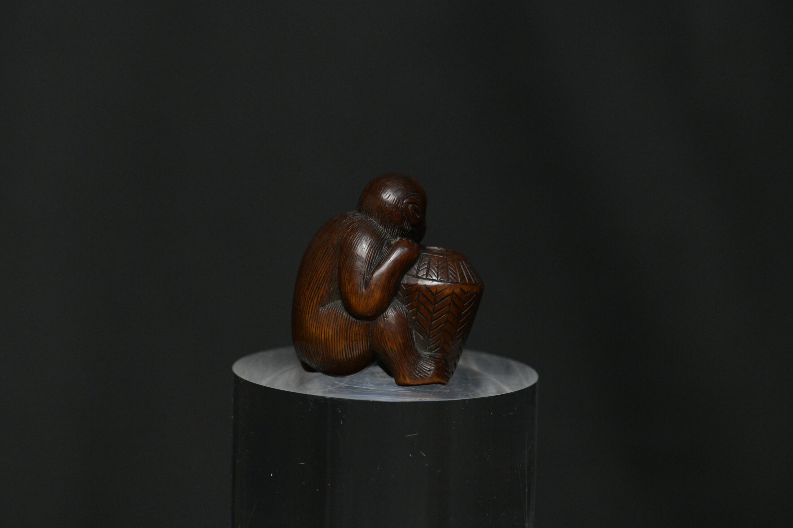 Netsuke monkey basquet wood