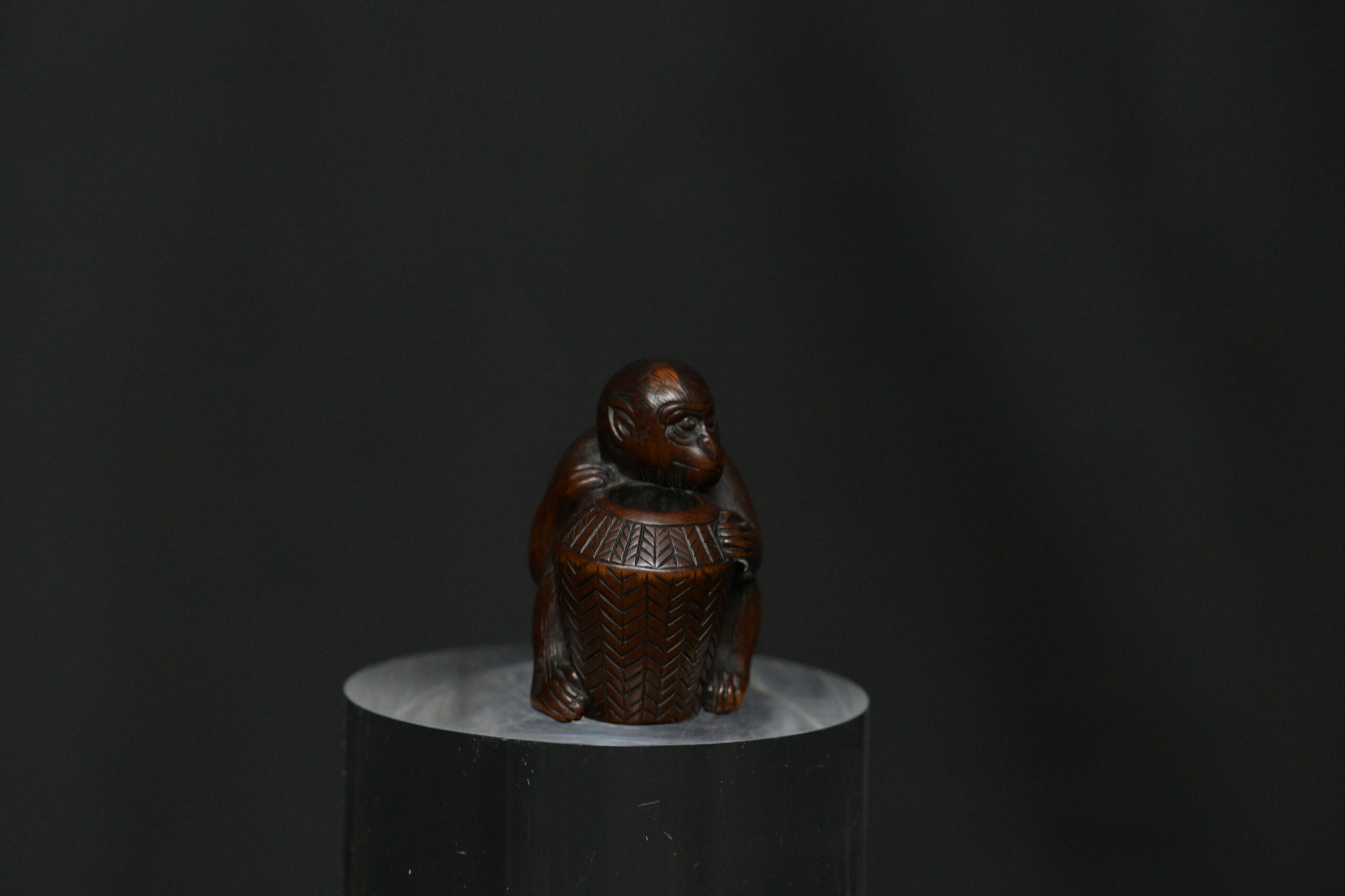 Netsuke monkey basquet wood