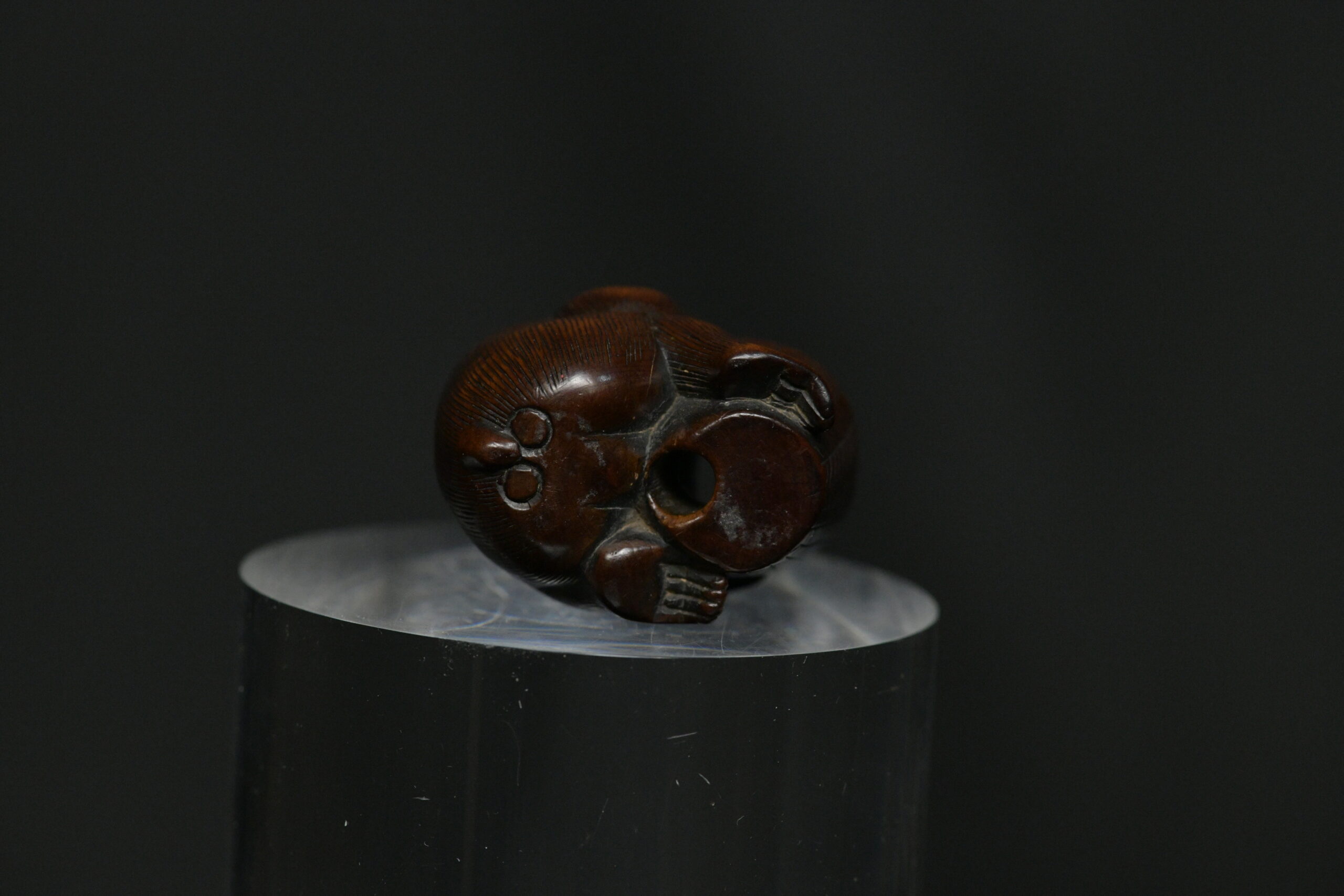 Netsuke monkey basquet wood