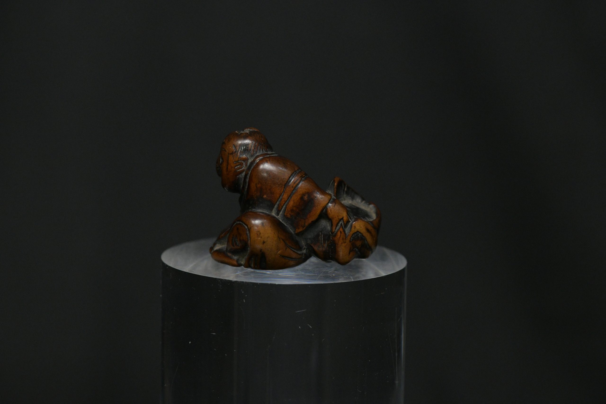 Netsuke man eye wood