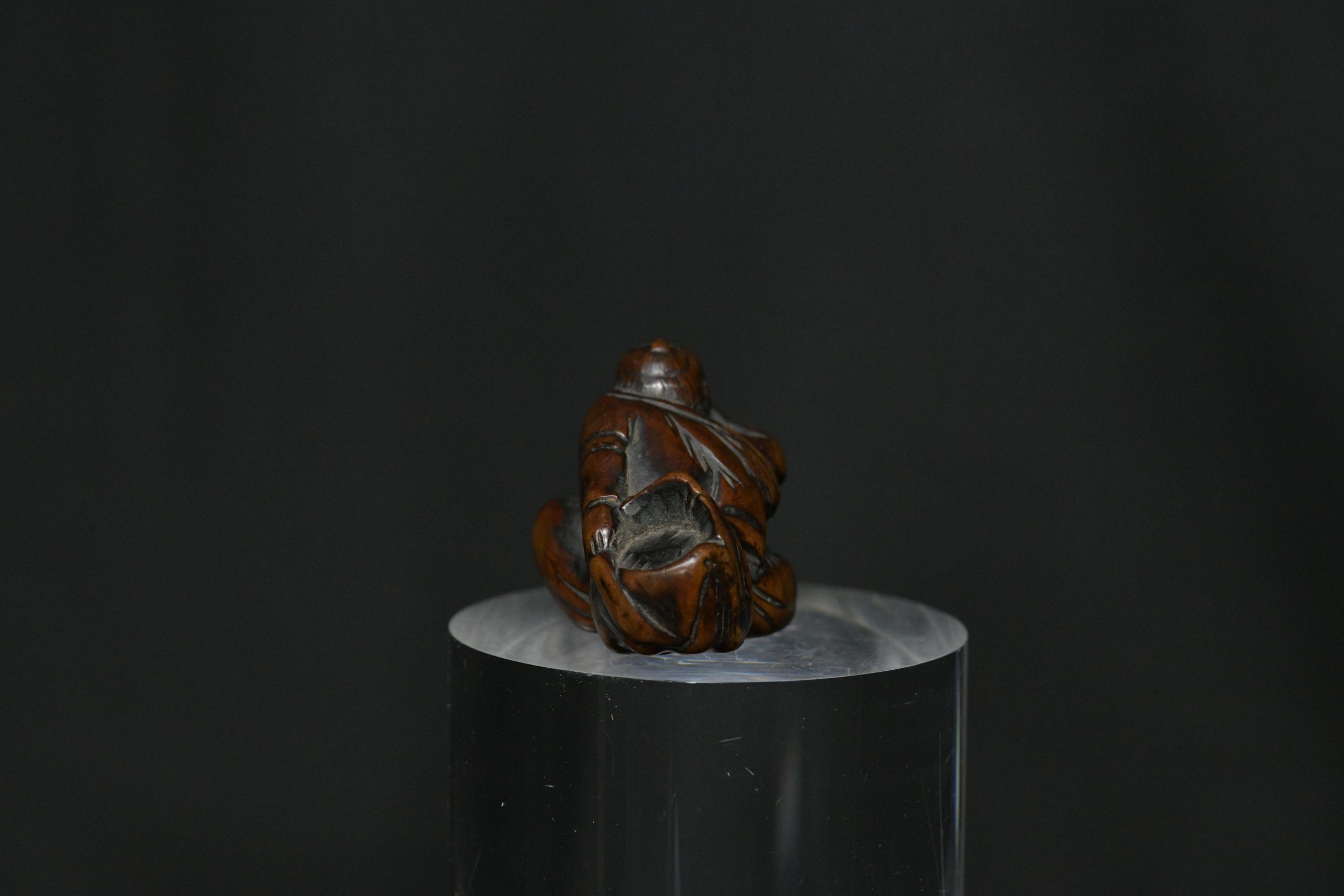 Netsuke man eye wood