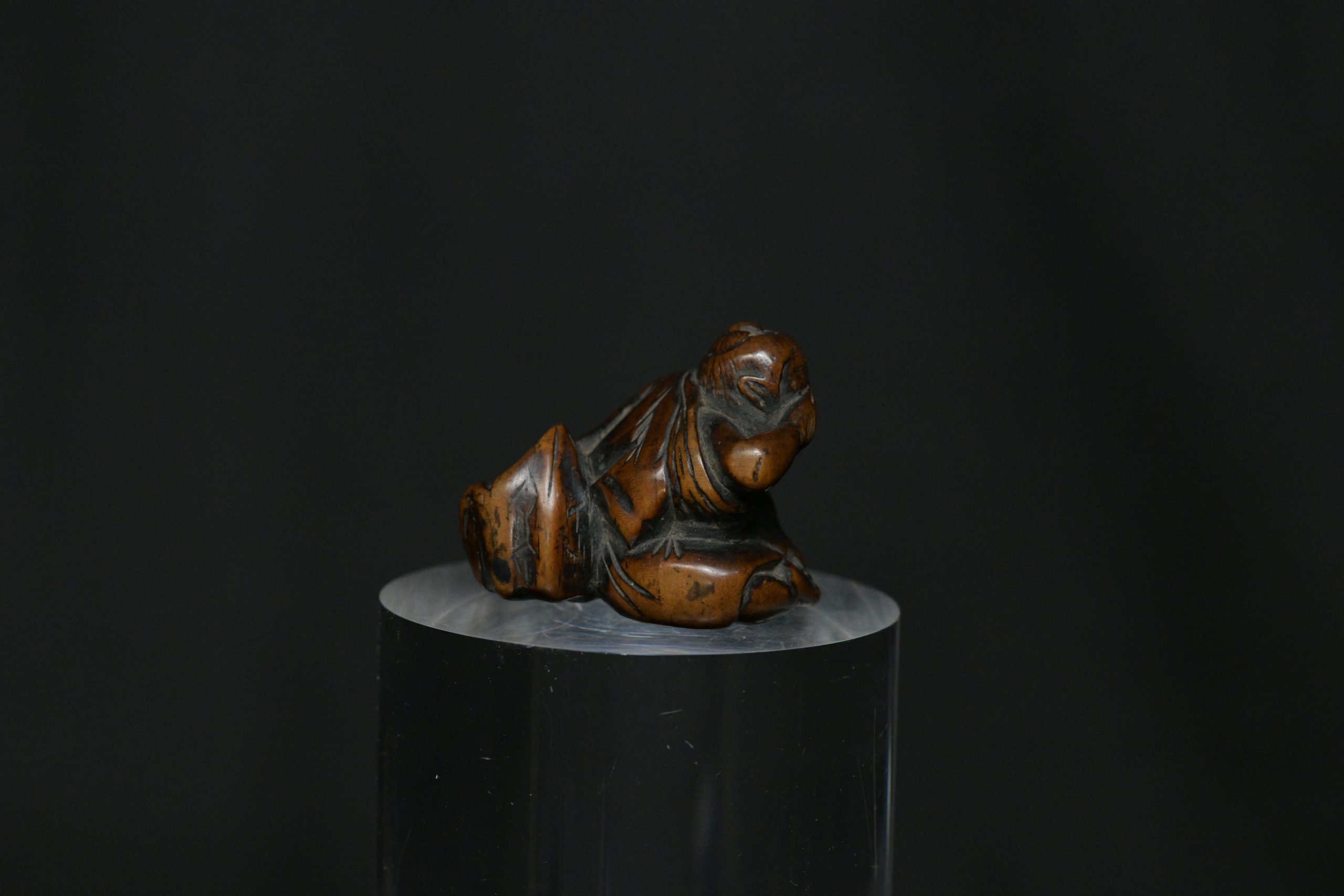Netsuke man eye wood