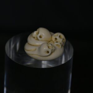 Netsuke manju schedels van ivoor