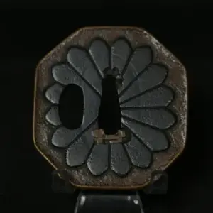 Zeshoekige koperen tsuba met chrysant