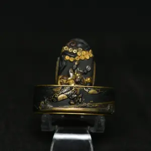 Fuchi Kashira van shakudō met timmerliedenmotief