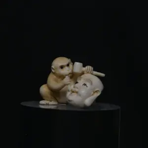 Netsuke singe et masque en ivoire