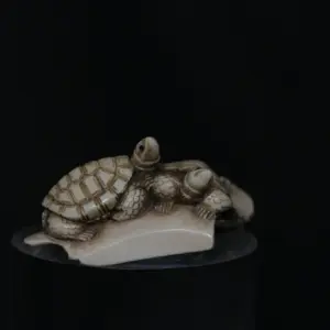 Okimono schildpaddenfamilie van ivoor