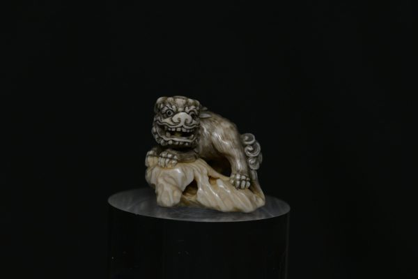 Netsuke Shishi ivory