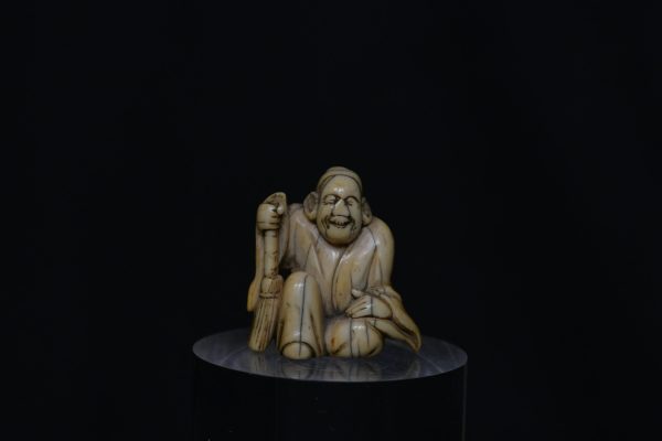 Netsuke Elder seal ivory