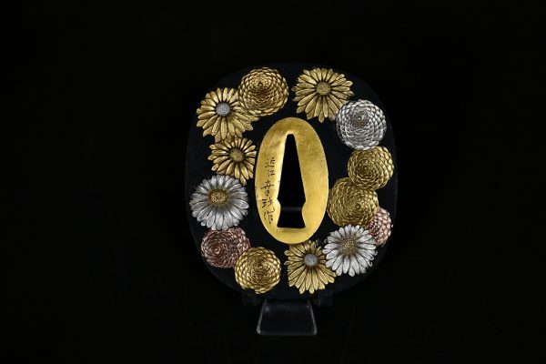 Shakudo Marugata Tsuba Chrisantemum