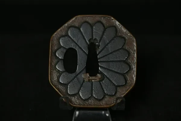 Tsuba esagonale in rame con crisantemo